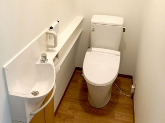 トイレリフォーム 清掃性が高く掃除がしやすくなった明るいトイレ