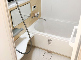 バスルームリフォーム 寒さが改善され温かな浴室と大きな鏡が使いやすい洗面所