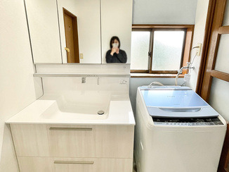 洗面リフォーム 明るく清潔感のある洗面所と、爽やかなトイレの内装
