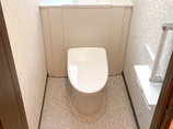トイレリフォーム配管をすっきり隠せる、キャビネット付きトイレ