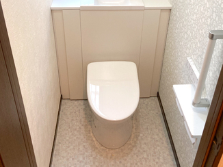 トイレリフォーム 配管をすっきり隠せる、キャビネット付きトイレ